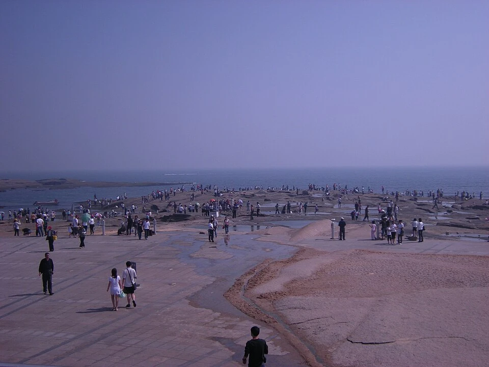 灯塔景区 · 礁石海岸