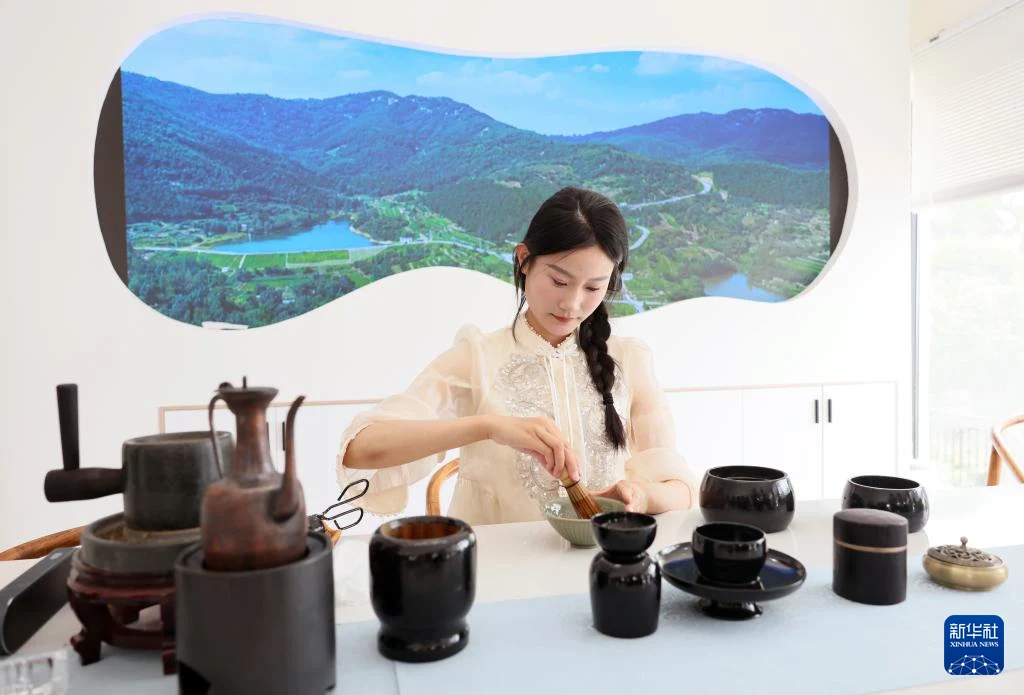 5月22日,茶艺师在日照市岚山区“北门外1966”茶园的茶室演示茶艺。