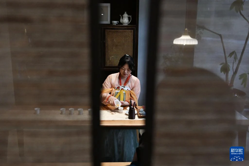 5月22日,茶艺师在日照市岚山区云隐小镇的茶室为游客演示茶艺。